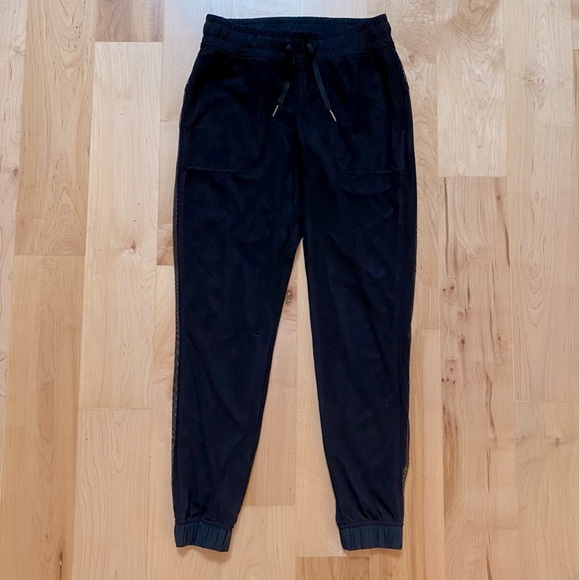Lululemon Modern Netted Overlay Jogger in Black - Picture 2 of 16